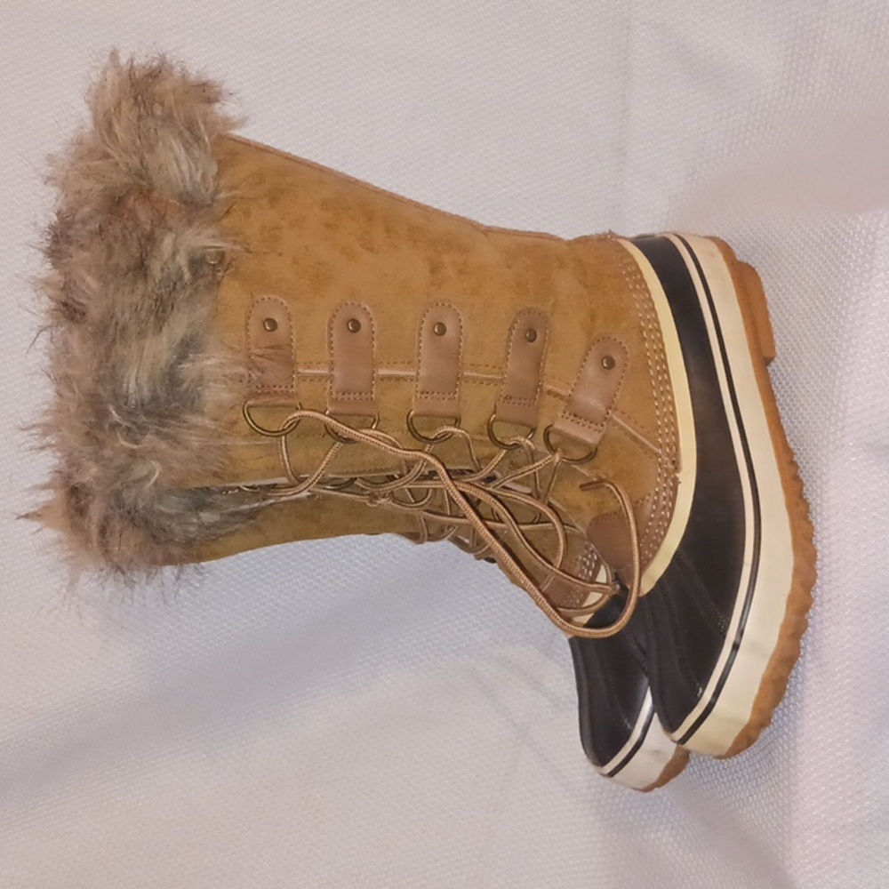 JBU Bella tan lace up duck boots with faux fur